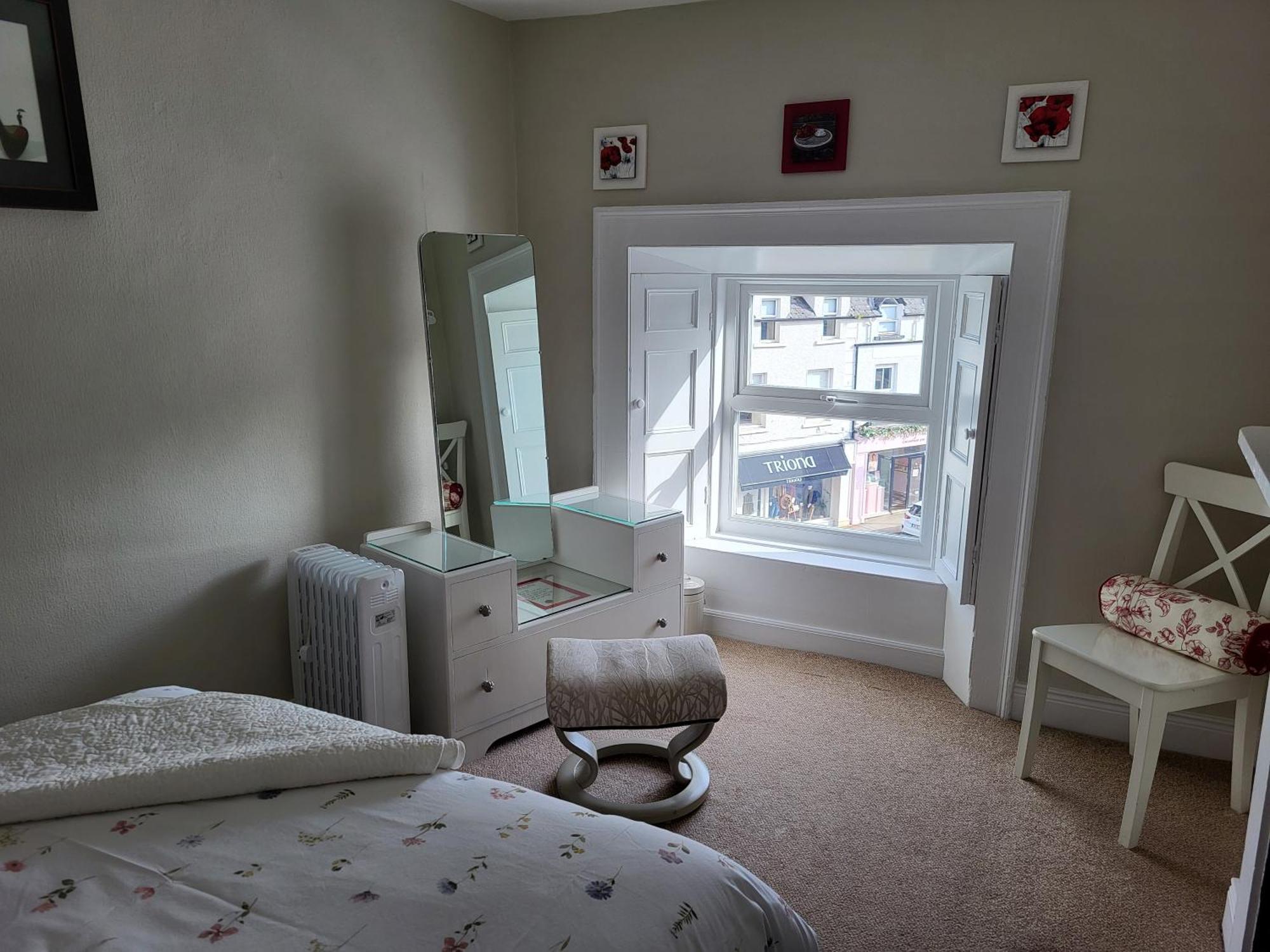 Charming 2-Bed Apartment In Donegal Town Centre Bagian luar foto